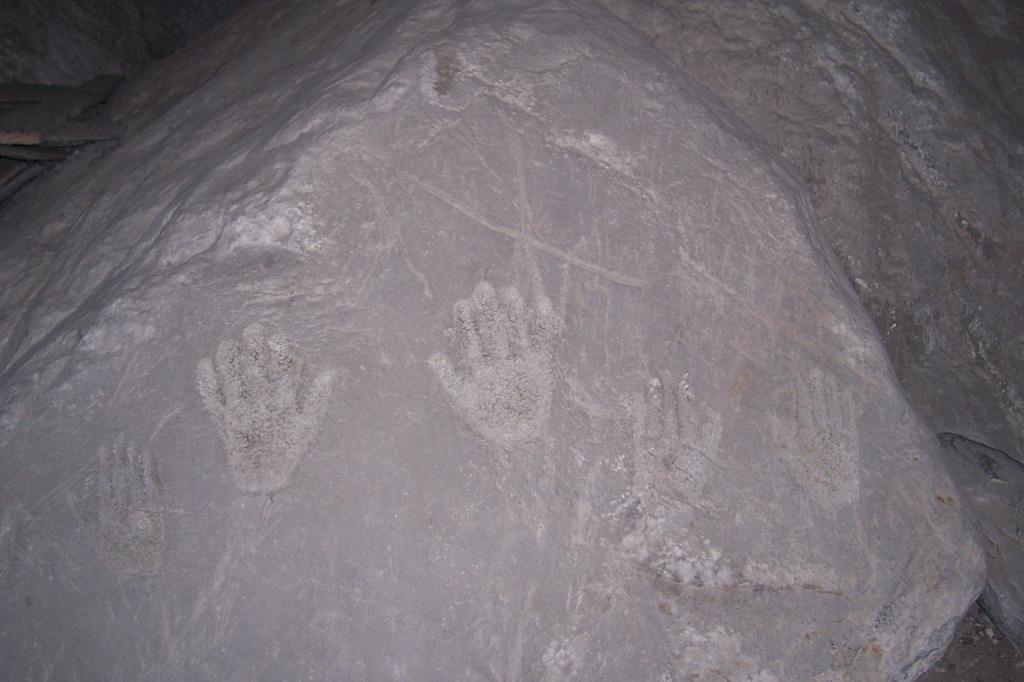 Masso con impronte di mani